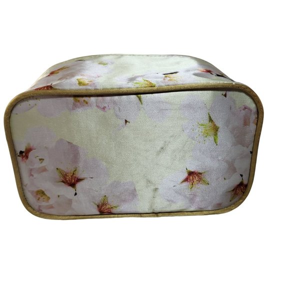 The Lovery Honey Almond Gift Set 14 Piece Spa Kit With Carrying Case & Mirror - Picture 5 of 10